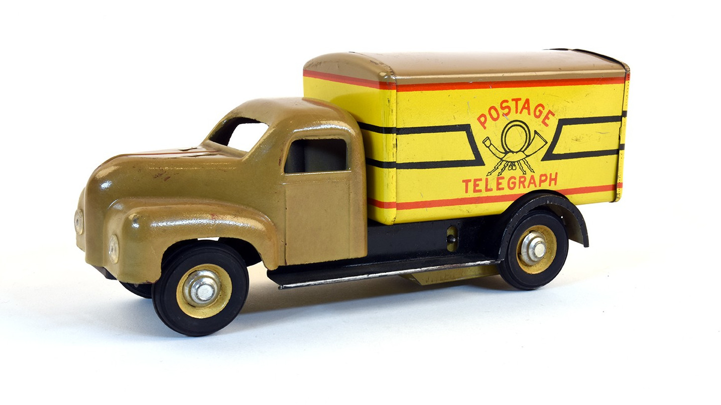 Foto: Ein Spielzeug-LKW mit Aufdruck des Logos der deutschen Post und Schriftzug "Postage Telegraph".