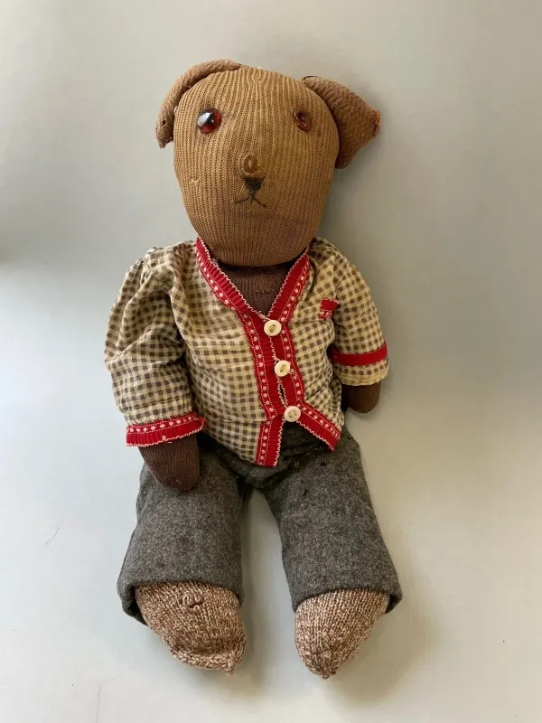 Foto eines alten, scheinbar selbst genähten Teddybären