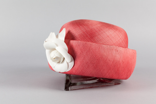 Foto: Pinkfarbener Damenhut mit weißer Rose vorne